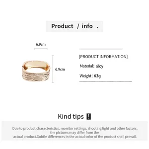 Gouden geometrische vierkante armband met rimpeltextuur en afmetingen
