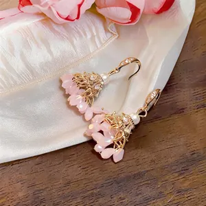 Boucles d'oreilles vintage en or avec glands pétales roses et accents en zircon