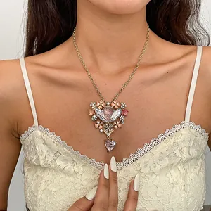 Elegante vintage ketting met engelhart hanger, roze bloemen en fonkelende strass-steentjes