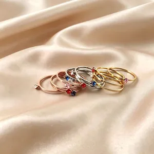 Makrodetail von 1mm minimalistischen Titanstahlringen mit bunten Zirkonsteinen
