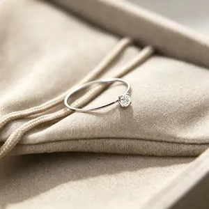 Nahaufnahme eines 1 mm ultradünnen Titanstahlrings mit funkelndem Zirkon-Solitär.