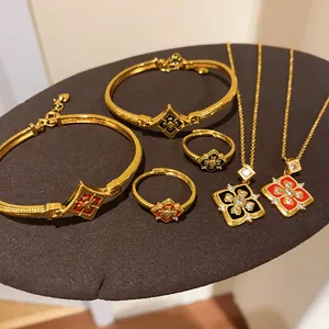 Vue détaillée d'une parure de bijoux dorés 24K avec motifs floraux et zircons