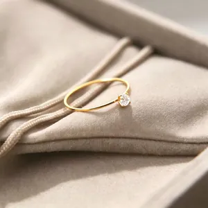 Detailansicht eines 1 mm dünnen Goldrings aus Titanstahl mit runden Zirkonia