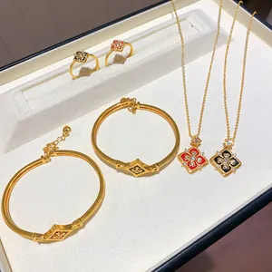Vue détaillée de l'ensemble de bijoux floraux plaqués or 24K avec colliers et bagues