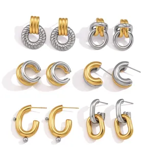 Ensemble de boucles d'oreilles créoles bicolores en acier titane aux styles variés.
