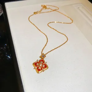 Vue détaillée d'un collier pendentif fleur exquis plaqué or 24 carats