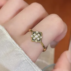 Détail d'une bague fleur vintage plaquée or 24 carats avec émail noir et zircons