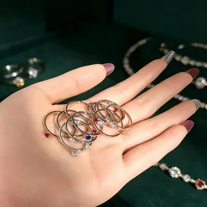 Detailansicht von 1mm dünnen Titanstahlringen mit Zirkonia-Steinen in der Hand