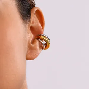 Vue macro détaillée d'un protège-oreille entrelacé en acier bicolore or et argent