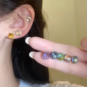 Vue détaillée de diverses boucles d'oreilles en cristal facetté et acier inoxydable