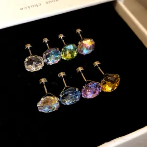 Vue détaillée de boucles d'oreilles en acier inoxydable avec cristaux colorés