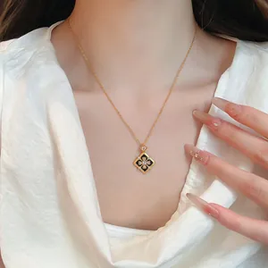 Détail du collier à pendentif fleur plaqué or 24 carats avec émail noir et zircons