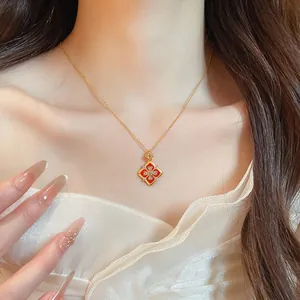 Vue détaillée du collier fleur plaqué or élégant porté par un mannequin
