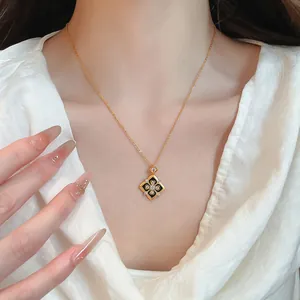 Gros plan d'un collier avec pendentif fleur dorée et zircon porté par un modèle