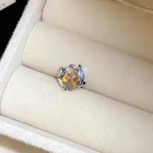 Vue macro d'une boucle d'oreille en cristal irisé avec serti à griffes pour femme