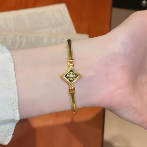 Vue détaillée d'un élégant bracelet fleur plaqué or 24K avec zircon sur un poignet