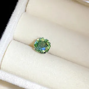 Gros plan d'un clou d'oreille en pierre verte dans un écrin à bijoux en velours blanc