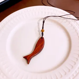 Handgefertigte Vintage-Halskette mit Holzfisch-Anhänger, brauner Kordel und Perlenakzenten
