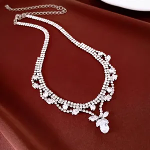 Elegante collana in argento con pendenti a goccia di zircone per matrimoni ed eventi gala.