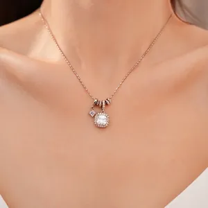 Élégant collier pendentif en zircone cubique carrée sur chaîne de clavicule en or rose