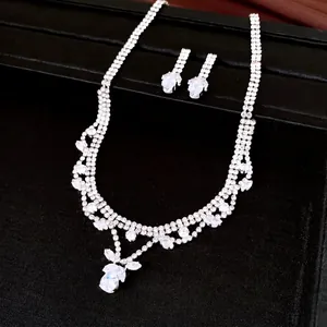 Parure di collana e orecchini a goccia in zircone scintillante per sposa e sera.