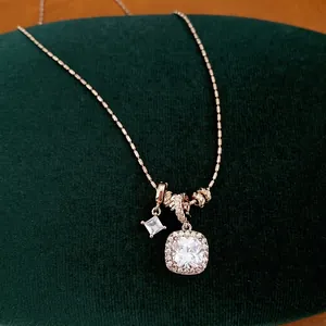 Collier pendentif élégant en zircon géométrique carré sur présentoir en velours vert