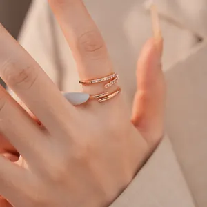 Gros plan détaillé d'une bague multicouche ajustable en or rose avec des zircons brillants