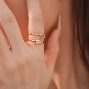 Bague croisée en or rose ornée de zircons brillants, bijou chic et ajustable pour femme.