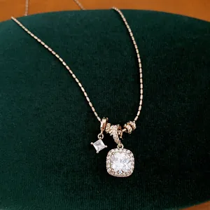Detailansicht der Goldkette mit quadratischem Zirkonia-Anhänger auf grünem Samt