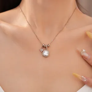 Detailansicht einer eleganten quadratischen Zirkon-Halskette in Roségold.