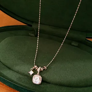 Nahaufnahme einer eleganten quadratischen Zirkonia-Halskette in einer dunkelgrünen Box