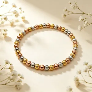 Detailansicht des dreifarbigen 6mm Edelstahl-Perlenarmbands mit glänzendem Finish.