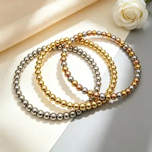 Nahaufnahme von 6mm Edelstahlperlenarmbändern in Gold, Silber und dreifarbiger Ausführung