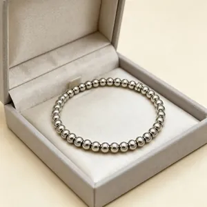 Detaillierte Nahaufnahme von 6 mm Edelstahl-Perlenarmband in einer Premium-Schmuckschatulle