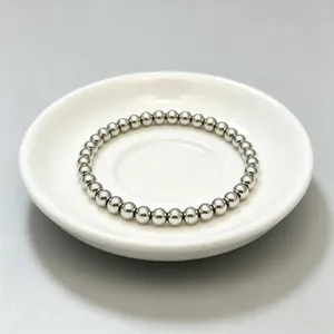 Detailansicht eines minimalistischen 6-mm-Armbands aus poliertem Edelstahl in Silber.