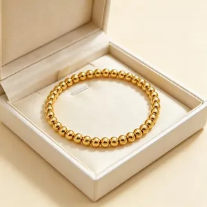 Makro-Detail des polierten 6mm vergoldeten Perlenarmbandes in einer Luxus-Geschenkbox