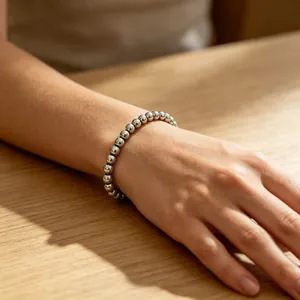 Nahaufnahme eines minimalistischen 6mm Edelstahl Perlenarmbands am Handgelenk