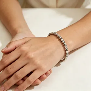 Detailansicht eines minimalistischen 6 mm Silberperlenarmbands aus Edelstahl am Handgelenk