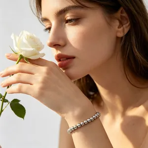 Elegante Lifestyle-Aufnahme eines minimalistischen Edelstahlperlen-Armbands am Handgelenk
