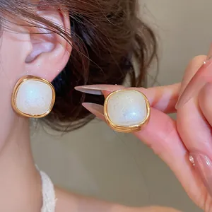 Elegante 18K vergoldete quadratische Ohrstecker mit weißer Baumwollperle im Detailansicht