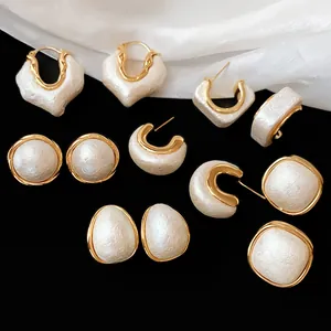 Elegante Kollektion von 18 Karat vergoldeten Ohrringen mit strukturierten weißen Baumwollperlen