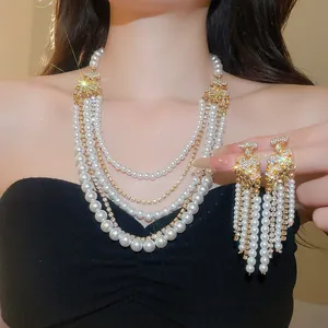 Vue détaillée d'un élégant ensemble de bijoux vintage français avec perles et strass.