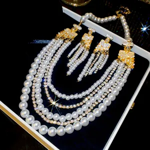 Gros plan d'un élégant collier de perles multicouches avec strass étincelants