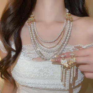 Élégant ensemble de collier de perles multicouches et boucles d'oreilles à pompon