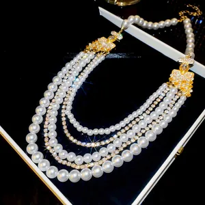 Élégant collier de perles et de strass à plusieurs rangs de style cour française.
