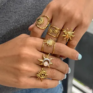 Detailansicht vergoldeter Edelstahlringe mit Sonnen- und Mondstein-Design