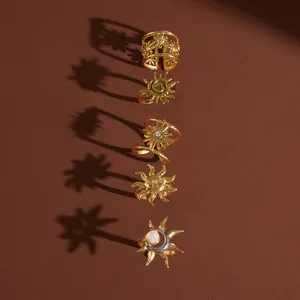 Set aus goldenen Edelstahlringen mit himmlischen Sonnen- und Mondstein-Designs
