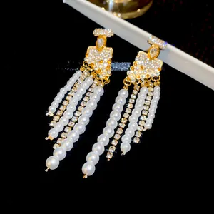 Vue rapprochée de boucles d'oreilles style cour française avec perles et strass élégants