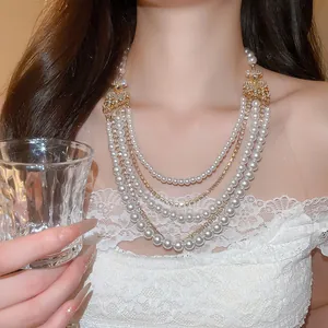 Gros plan détaillé d'un collier de perles et de strass vintage français élégant sur un modèle