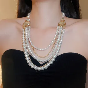 Vue détaillée d'un collier de perles multicouche de luxe avec strass étincelants